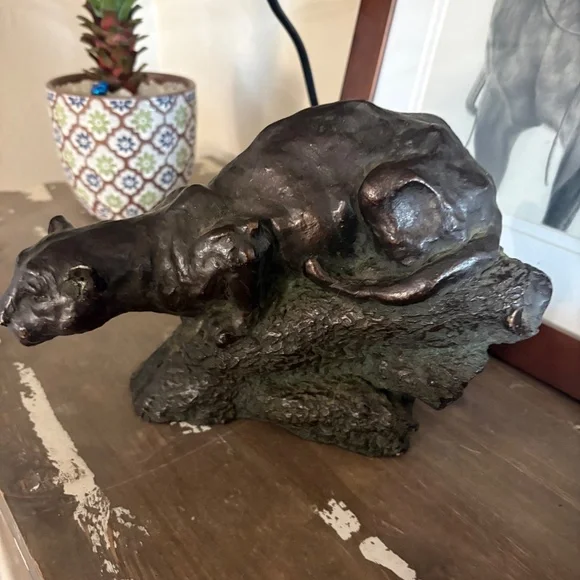 Striking Large Prowling Panther/Cougar Sculpture on a Naturalistic Log Base - Picture 5 of 13